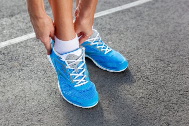 tatlı genç kadın spor ayakkabı bağlama