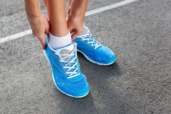 Gros plan de la jeune femme attachant chaussure de sport — Photo