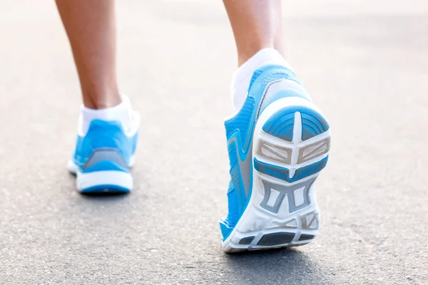 Primeros planos de zapatillas runners - concepto running — Foto de Stock