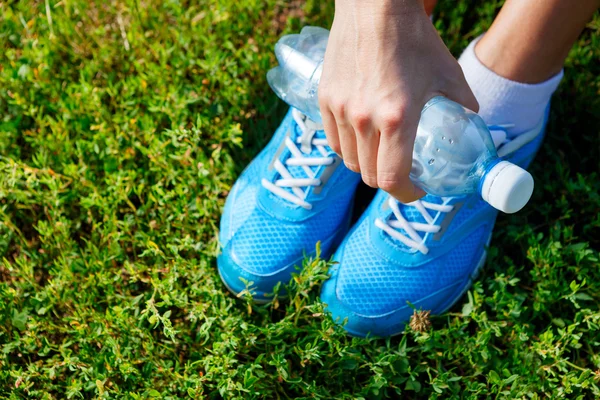Zapatillas de correr sobre hierba - imagen conceptual —  Fotos de Stock