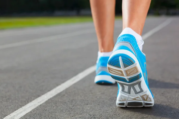 Primo piano della scarpa runners - concetto di corsa — Foto Stock