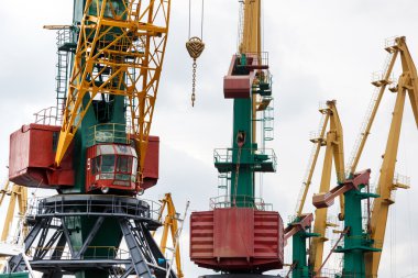 büyük endüstriyel vinç