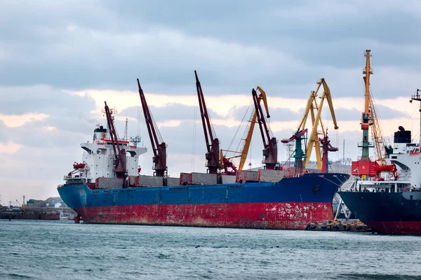Riesiges Containerschiff — Stockfoto
