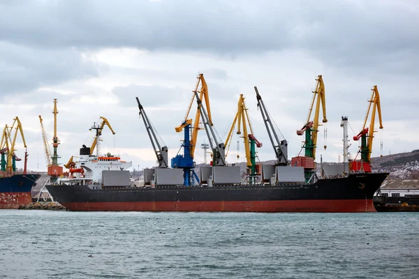 Enorme navio de carga recipiente — Fotografia de Stock