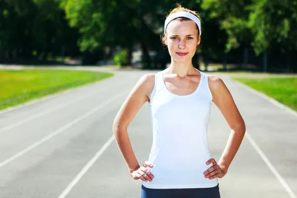 Junge Frau im Stadion. — Stockfoto