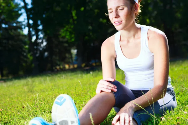 Kontuzja kolana młodego sportowca Runner. — Zdjęcie stockowe