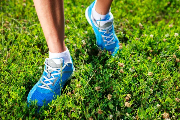 Laufschuhe auf Gras. — Stockfoto