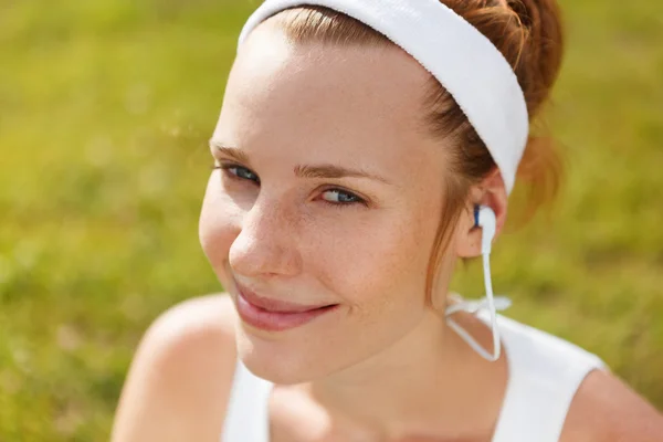 Porträt einer sportlichen jungen Frau. — Stockfoto