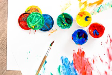 Karışık kağıt üzerine fırça ile açılan boyalar.