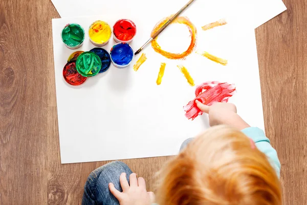 Schattig klein roodharige meisje schilderij. — Stockfoto