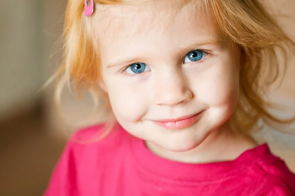 Este es el retrato de una niña pelirroja. . — Foto de Stock