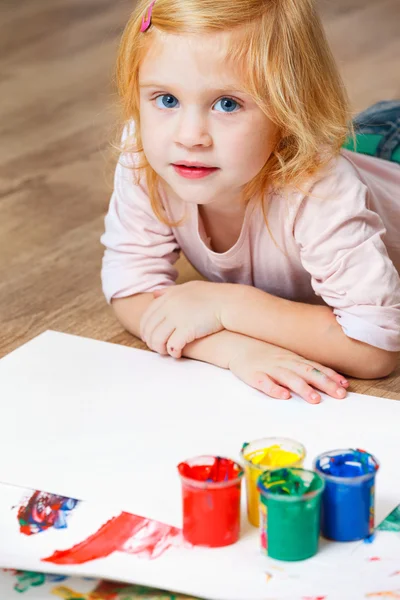 Carino piccola rossa ragazza pittura . — Foto Stock