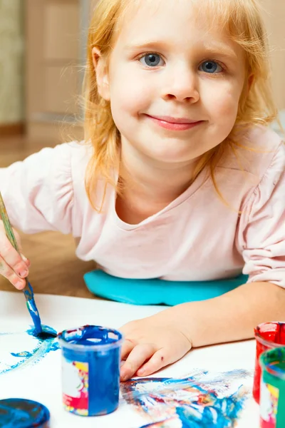 Schattig klein roodharige meisje schilderij. — Stockfoto