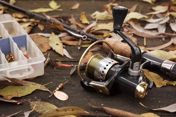 Equipamentos de pesca na superfície de madeira . — Fotografia de Stock