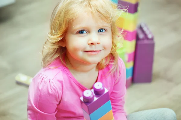 Kleines Mädchen spielt mit Bauwürfeln — Stockfoto