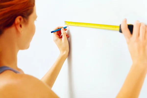 Portret van een jonge vrouw met meetlint. — Stockfoto