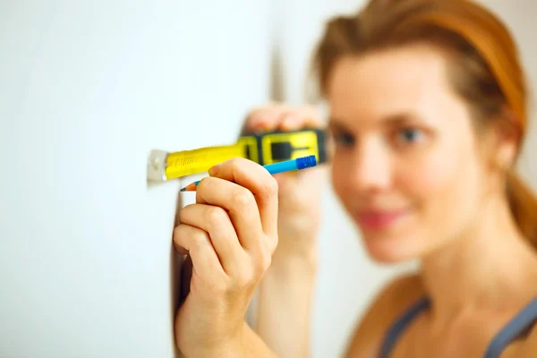 Retrato de mulher jovem com fita métrica . — Fotografia de Stock