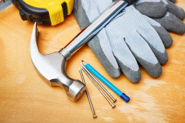 Juego de herramientas de bricolaje sobre mesa de madera . — Foto de Stock