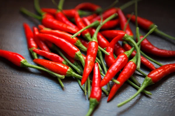 Hete Thaise rode chilipepertjes op tafel — Stockfoto