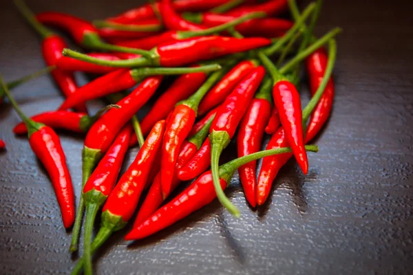 Pimentas vermelhas tailandesas quentes na mesa — Fotografia de Stock