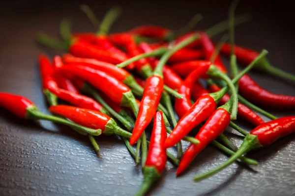 Het thailändsk röd chilipeppar på bord — Stockfoto