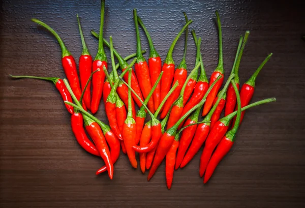 Hot thajské červené chilli papričky na stole — Stock fotografie