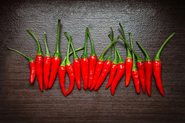 Het thailändsk röd chilipeppar på bord — Stockfoto