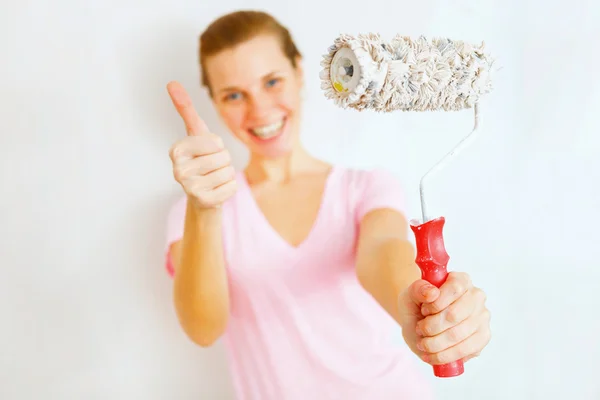 Junge glückliche Frau mit Rollerpinsel. — Stockfoto