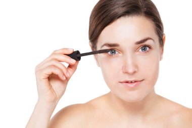 Stüdyoda poz veren güzel bir genç kadının portresi.