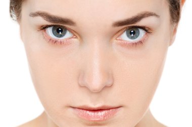 Stüdyoda poz veren güzel bir genç kadının portresi.