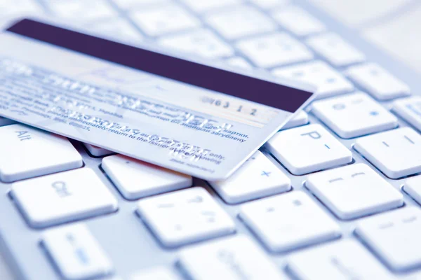 Närbild av kreditkort på ett pc-tangentbord. — Stockfoto