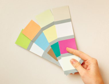renk örneklerinin duvara tutan el.
