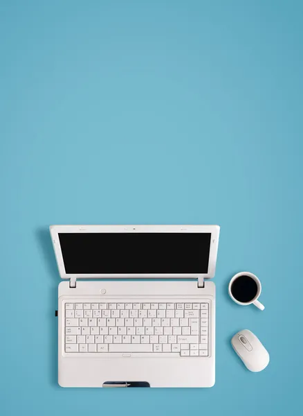 Witte laptop op tafel - plaats voor tekst. — Stockfoto