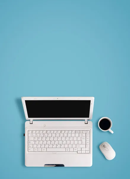 Portátil blanco en la mesa - lugar para el texto . —  Fotos de Stock