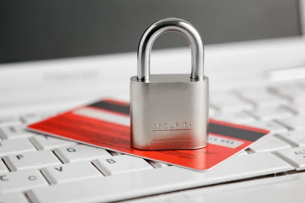 Kreditkarte und Vorhängeschloss auf der Tastatur. — Stockfoto