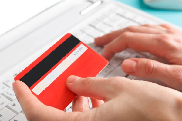 Vrouw met een credit-card voor online winkelen. — Stockfoto