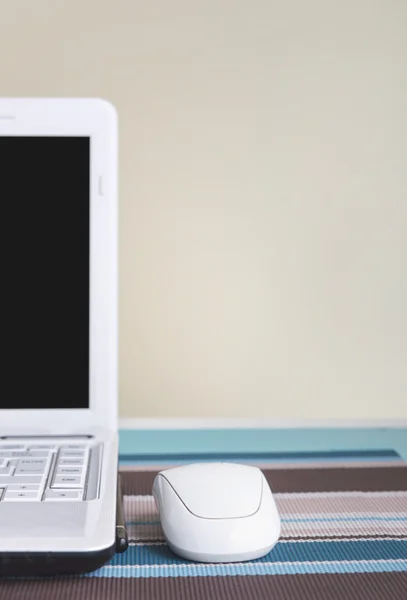 Weißer Laptop auf Tisch - Platz für Text. — Stockfoto