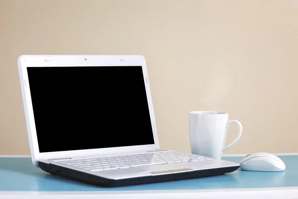 Computer portatile bianco sul tavolo - posto per testo . — Foto Stock