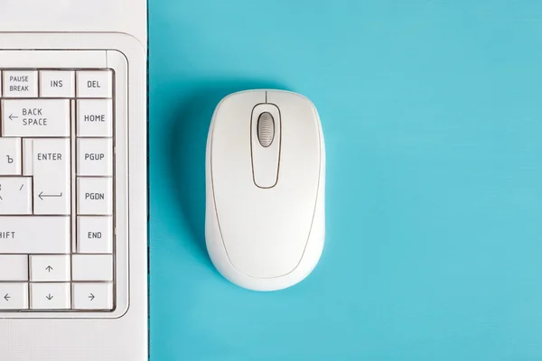 Bílé myši a laptop klávesnice na stole. — Stock fotografie