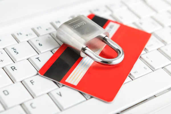 Credit card en hangslot op toetsenbord. — Stockfoto