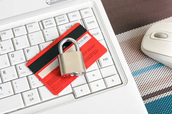 Cartão de crédito e cadeado no teclado . — Fotografia de Stock