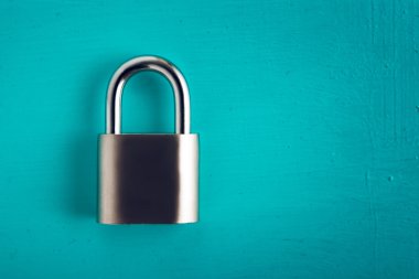 ahşap yüzeyde metal asma kilit.