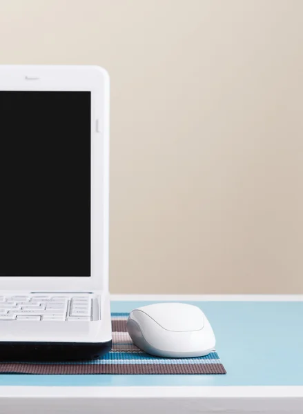 Laptop branco na mesa - lugar para texto . — Fotografia de Stock