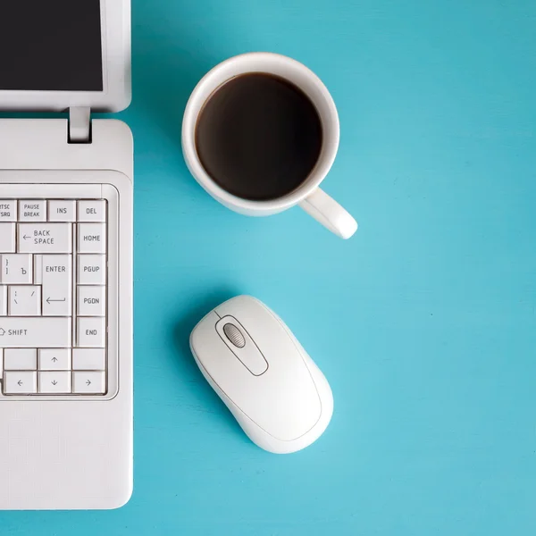 Portátil blanco en la mesa - lugar para el texto . —  Fotos de Stock