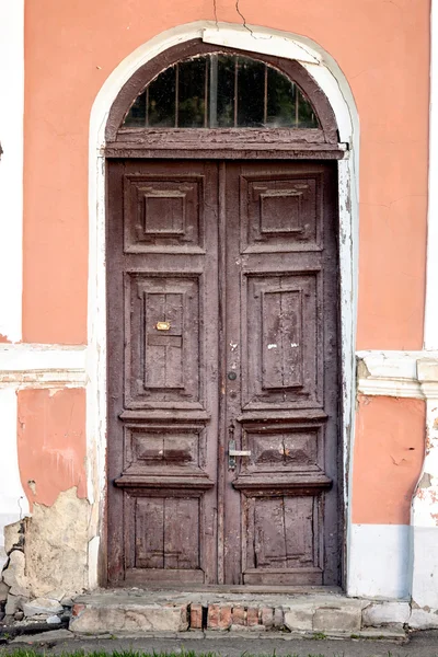 Ancienne porte principale en bois altérée . — Photo