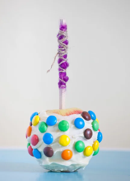 Süßer grüner Apfel mit bunten Bonbons überzogen. — Stockfoto