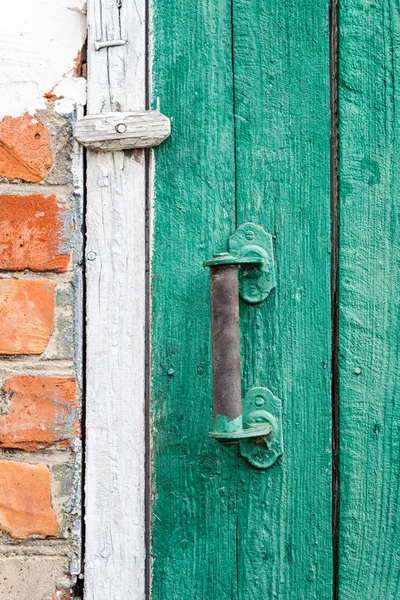 Puerta vieja erosionada con perilla . —  Fotos de Stock