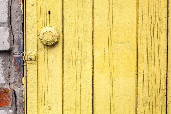 Puerta vieja erosionada con perilla . — Foto de Stock