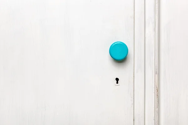 Närbild av en gammal dörr garderob knopp och nyckel hål. — Stockfoto