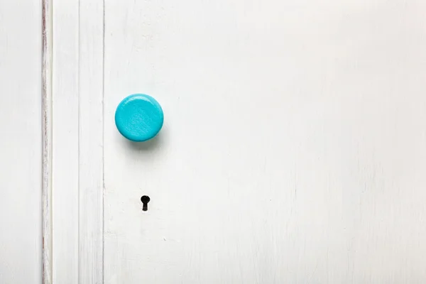 Eski bir kapı gardırop topuzu ve anahtar deliği closeup. — Stok fotoğraf